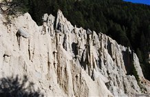 Piramidi di terra a Perca