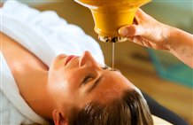 Massaggio alla testa con oli